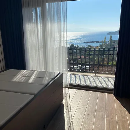 Assos Longevity 4* Sokakagzi